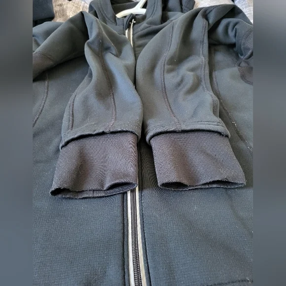 Mens Running Room zip up - Picture 5 of 6